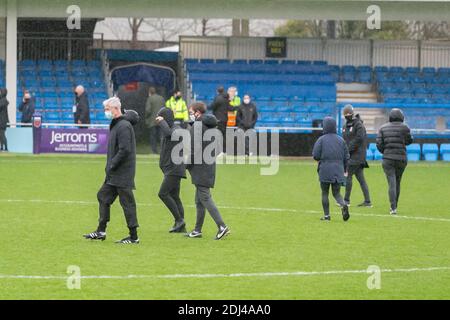 Ispezione del campo di calcio in una giornata piovosa, Regno Unito Foto Stock