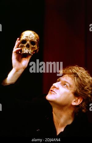 Kenneth Branagh (Hamlet) in FRAZIONE di Shakespeare al Phoenix Theatre, Londra 07/09/1988 una compagnia teatrale rinascimentale progetto di produzione: Jenny Tiramani illuminazione: Brian Harris coreografia: Julie Fell regista: Derek Jacobi Foto Stock