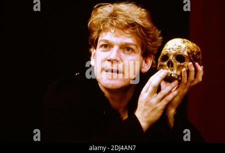 Kenneth Branagh (Hamlet) in FRAZIONE di Shakespeare al Phoenix Theatre, Londra 07/09/1988 una compagnia teatrale rinascimentale progetto di produzione: Jenny Tiramani illuminazione: Brian Harris coreografia: Julie Fell regista: Derek Jacobi Foto Stock