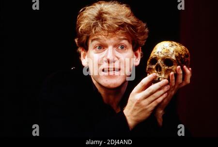 Kenneth Branagh (Hamlet) in FRAZIONE di Shakespeare al Phoenix Theatre, Londra 07/09/1988 una compagnia teatrale rinascimentale progetto di produzione: Jenny Tiramani illuminazione: Brian Harris coreografia: Julie Fell regista: Derek Jacobi Foto Stock