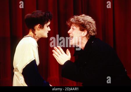 Sophie Thompson (Ophelia), Kenneth Branagh (Hamlet) in FRAZIONE di Shakespeare al Phoenix Theatre, Londra 07/09/1988 una Renaissance Theatre Company progetto di produzione: Jenny Tiramani illuminazione: Brian Harris coreografia: Julie Fell regista: Derek Jacobi Foto Stock