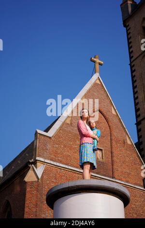 'äulenheilige' (santi su colonne): Sculture realistiche della gente di tutti i giorni su colonne pubblicitarie. Artista: Christoph Pöggeler. Foto Stock