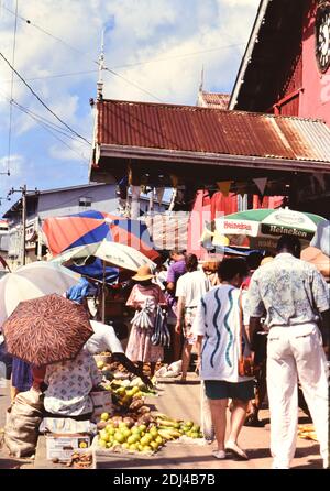 Anni '90 Santa Lucia (Caraibi orientali) - Vista del mercato occupato di Castries Sabato ca. 1993 Foto Stock