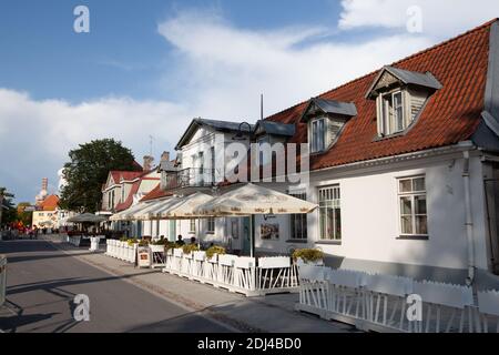 Kuressaare, Saaremaa, Estonia - 09 agosto 2019: Terrazza estiva di un ristorante in via Lossi Foto Stock