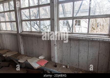 Un villaggio abbandonato nella zona di esclusione di Chernobyl, vicino alla città fantasma di Pripyat. Foto Stock