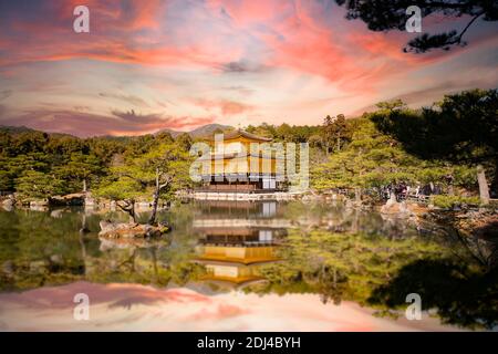 Splendida vista del sito di Kinkaku-ji durante un tramonto splendido e suggestivo. Foto Stock