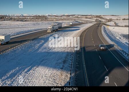 Vista invernale della Trans-Canada Highway ai piedi dell'Alberta, Canada Foto Stock