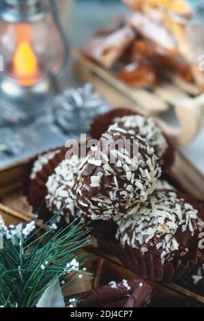 Lussuoso assortimento Bonbon cioccolato artigianale di deliziose caramelle rotonde decorative sul tavolo di Natale per la celebrazione. Foto Stock