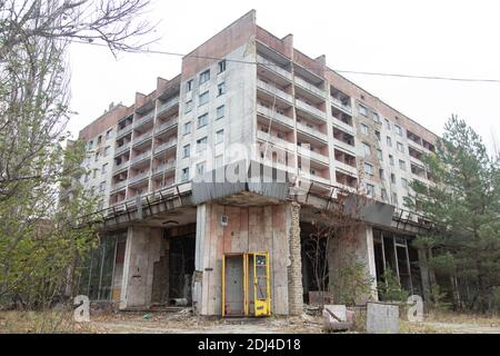 Pripyat, Ucraina - 3 novembre 2019: Un edificio nel centro di Pripyat, la città fantasma abbandonata nella zona di esclusione Chernobyl. Foto Stock