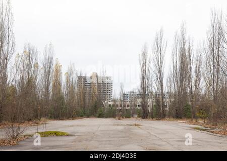 Pipyat, Ucraina - 3 novembre 2019: Il centro di Pipyat, la città fantasma abbandonata nella zona di esclusione di Chernobyl Foto Stock