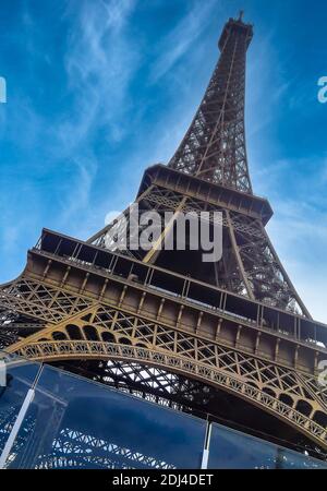 Torre Eiffel a Parigi. Famoso punto di riferimento. La Torre Eiffel a Parigi. Francia, romanticismo. Foto Stock