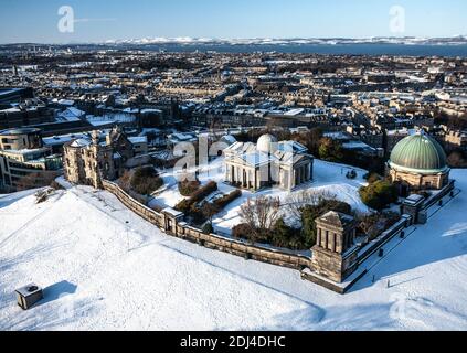 Edimburgo in condizioni invernali. Architettura elegante e suggestive caratteristiche naturali. Foto Stock