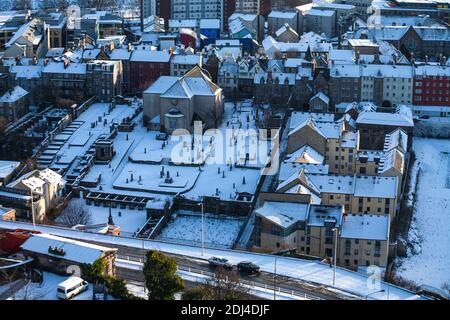 Edimburgo in condizioni invernali. Architettura elegante e suggestive caratteristiche naturali. Foto Stock