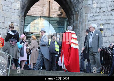 Netflix Drama la corona filmando l'investitura del principe Carlo ai castelli di Caernarfon, Galles del Nord Credit: Mike Clarke/ Alamy Foto d'archivio Foto Stock