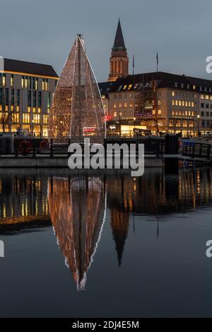 In Kiel wegen Corona-Pandemie zur Adventszeit im Jahre 2020 Lichterschmuck Und Weihnachtsmarkt-light Foto Stock