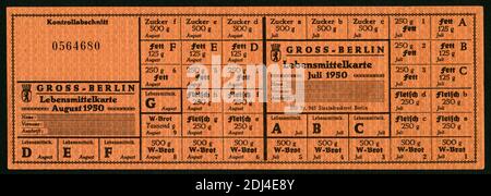 Europa, Deutschland, Berlino, Gross-Berlin, Zeit nach dem 2. Weltkrieg, Lebensmittelkarte für den Juli und August 1950, Größe : 21 cm x 7 cm , Rechte werden nicht vertreten / Europe, Deutschland, Berlin, Gross-Berlin, time after WW II , francobolli per razione alimentare per luglio e agosto 1950, taglia : 21 cm x 7 cm, non ci sono diritti . Foto Stock