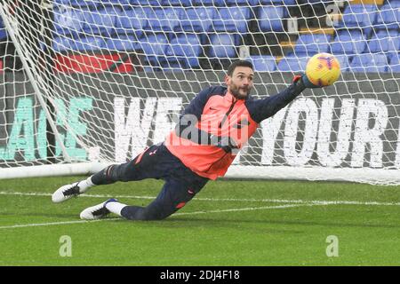 Londra, Regno Unito. 13 Dicembre 2020. Tottenham Hotspur Goalkeeper Hugo Lloris si riscalda durante la partita della Premier League tra Crystal Palace e Tottenham Hotspur a Selhurst Park, Londra, Inghilterra, il 13 dicembre 2020. Foto di Ken Sparks. Solo per uso editoriale, è richiesta una licenza per uso commerciale. Nessun utilizzo nelle scommesse, nei giochi o nelle pubblicazioni di un singolo club/campionato/giocatore. Credit: UK Sports Pics Ltd/Alamy Live News Foto Stock