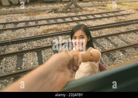 Giovane bella donna turistica asiatica alla stazione ferroviaria di Bangkok, Thailandia Foto Stock