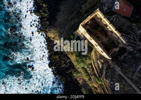 Vista dall'alto dell'abbandonata Casa Hamilton a Los Realejos a Tenerife sulla scogliera sul mare Foto Stock