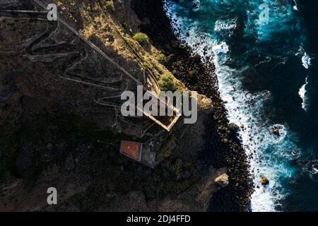 Vista dall'alto dell'abbandonata Casa Hamilton a Los Realejos a Tenerife sulla scogliera sul mare Foto Stock