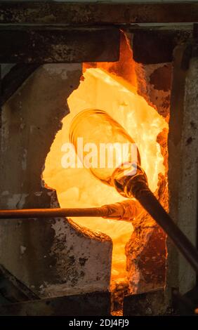 Vetraio officina del vetro è nel forno per la fusione prima della formazione Foto Stock