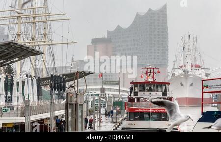 Amburgo, Germania. 13 Dicembre 2020. La sala concerti Elbphilharmonie si trova nella foschia di un 3° Avvento umido e freddo dietro le navi museo Rickmer Rickmers e Cap San Diego. Credit: Markus Scholz/dpa/Alamy Live News Foto Stock