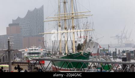 Amburgo, Germania. 13 Dicembre 2020. La sala concerti Elbphilharmonie si trova nella foschia di un 3° Avvento umido e freddo, dietro le navi museo Rickmer Rickmers e Cap San Diego nel porto di Amburgo. Credit: Markus Scholz/dpa/Alamy Live News Foto Stock