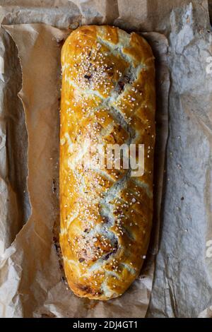 Torta di barbabietole e zucca vegetariane in pasta sfoglia ruvida Foto Stock