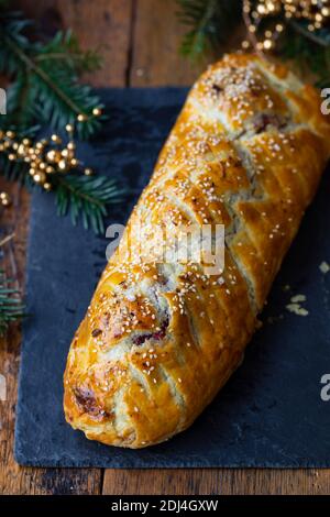 Torta di barbabietole e zucca vegetariane in pasta sfoglia ruvida Foto Stock