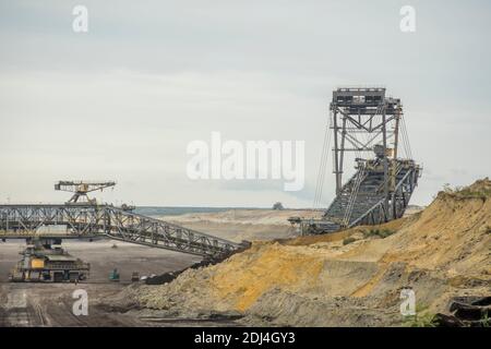 Macchine minerarie nella miniera a cielo aperto Welzow-Süd di Lusazia, Germania 2020. Foto Stock