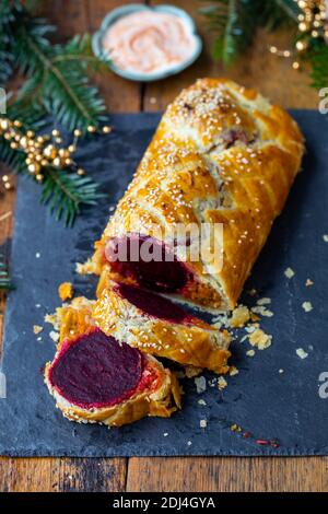 Torta di barbabietole e zucca vegetariane in pasta sfoglia ruvida Foto Stock