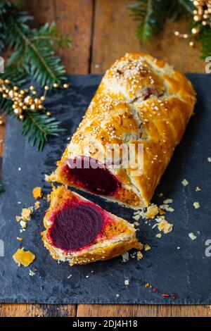 Torta di barbabietole e zucca vegetariane in pasta sfoglia ruvida Foto Stock