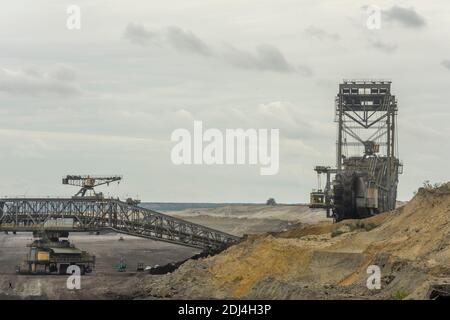 Macchine minerarie nella miniera a cielo aperto Welzow-Süd di Lusazia, Germania 2020. Foto Stock