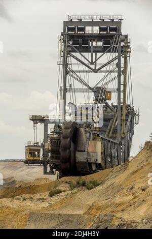 Macchine minerarie nella miniera a cielo aperto Welzow-Süd di Lusazia, Germania 2020. Foto Stock