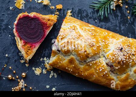 Torta di barbabietole e zucca vegetariane in pasta sfoglia ruvida Foto Stock