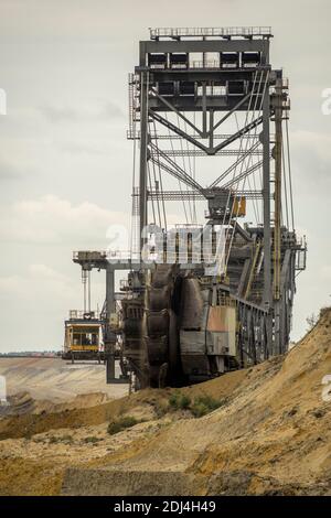 Macchine minerarie nella miniera a cielo aperto Welzow-Süd di Lusazia, Germania 2020. Foto Stock