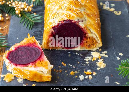 Torta di barbabietole e zucca vegetariane in pasta sfoglia ruvida Foto Stock