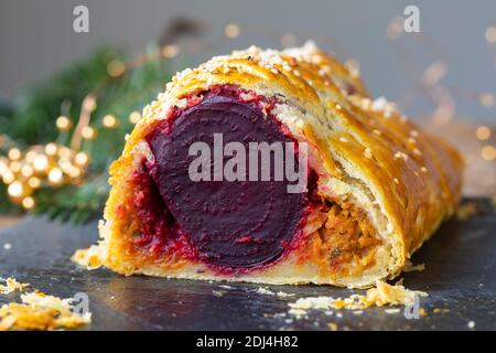 Torta di barbabietole e zucca vegetariane in pasta sfoglia ruvida Foto Stock