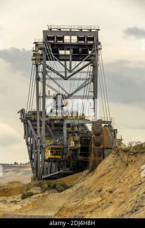 Macchine minerarie nella miniera a cielo aperto Welzow-Süd di Lusazia, Germania 2020. Foto Stock