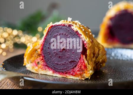 Torta di barbabietole e zucca vegetariane in pasta sfoglia ruvida Foto Stock