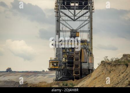 Macchine minerarie nella miniera a cielo aperto Welzow-Süd di Lusazia, Germania 2020. Foto Stock