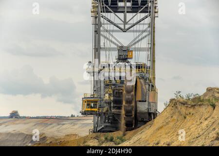 Macchine minerarie nella miniera a cielo aperto Welzow-Süd di Lusazia, Germania 2020. Foto Stock