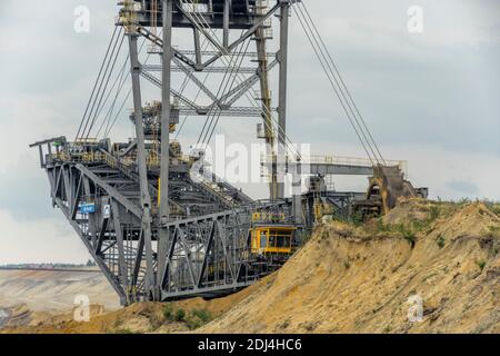 Macchine minerarie nella miniera a cielo aperto Welzow-Süd di Lusazia, Germania 2020. Foto Stock