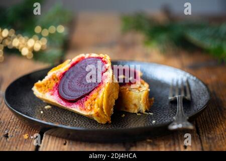 Torta di barbabietole e zucca vegetariane in pasta sfoglia ruvida Foto Stock