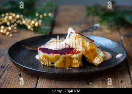 Torta di barbabietole e zucca vegetariane in pasta sfoglia ruvida Foto Stock