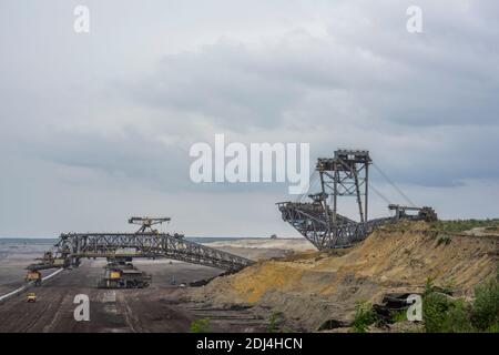 Macchine minerarie nella miniera a cielo aperto Welzow-Süd di Lusazia, Germania 2020. Foto Stock