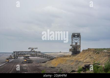 Macchine minerarie nella miniera a cielo aperto Welzow-Süd di Lusazia, Germania 2020. Foto Stock