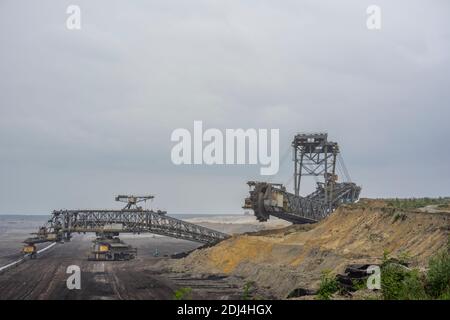 Macchine minerarie nella miniera a cielo aperto Welzow-Süd di Lusazia, Germania 2020. Foto Stock