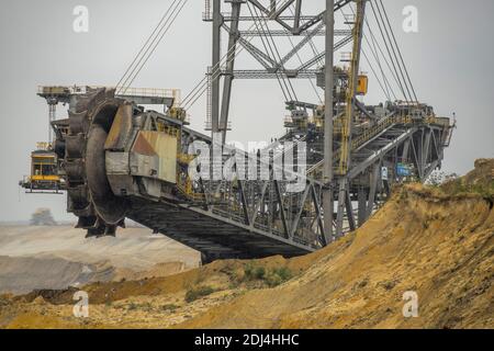 Macchine minerarie nella miniera a cielo aperto Welzow-Süd di Lusazia, Germania 2020. Foto Stock