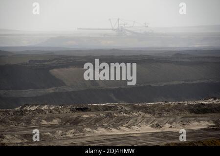 Macchine minerarie nella miniera a cielo aperto Welzow-Süd di Lusazia, Germania 2020. Foto Stock